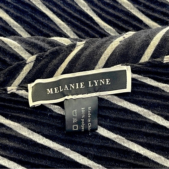 Melanie Lyne Rectangular Black and White Pleatted Scarf - Picture 2 of 7